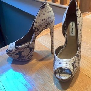 STEVE MADDEN snakeskin heels